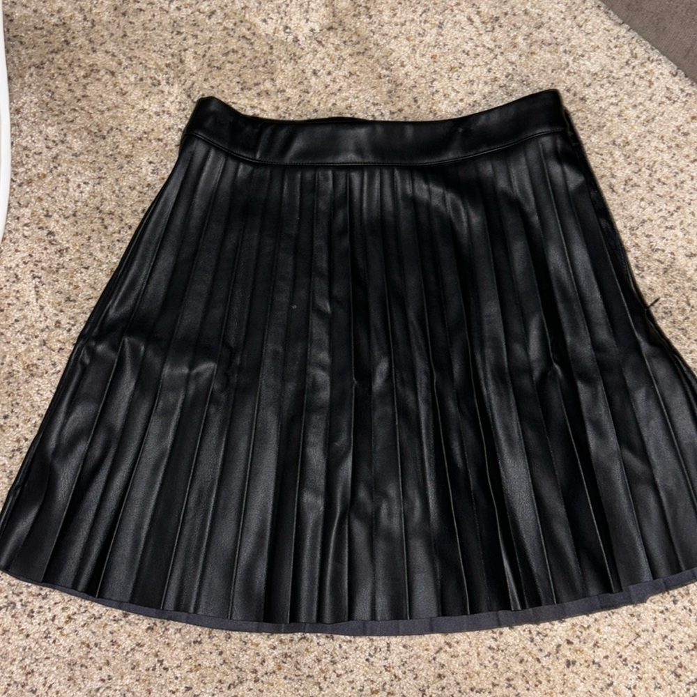 pleated BB Dakota Steve Madden faux leather skirt.